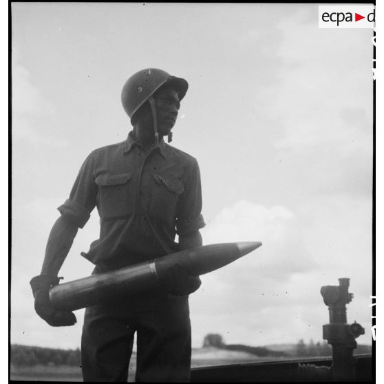 Servant d'un canon automoteur M7 Priest du 62e RAA de la 5e DB.