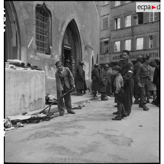 La population dépose ses armes et ses appareils photos à la mairie de Ravensburg.