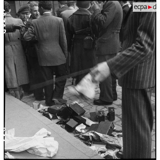 La population dépose ses armes et ses appareils photos à la mairie de Ravensburg.