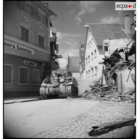 Un Sherman M4 du 1er cuir de la 5e DB traverse la commune de Bad-Waldsee. [description provisoire]