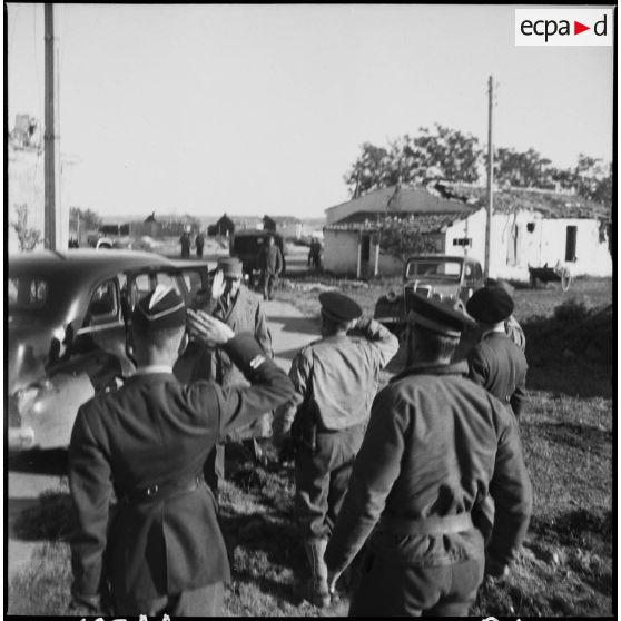 Visite du général de corps d'armée Edgard de Larminat, commandant les forces françaises de l'Ouest (FFO), dans le port de La Cayenne à Marennes, à l'embouchure de la Seudre.