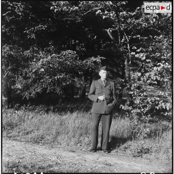 Portrait en pied d'un correspondant de guerre français.