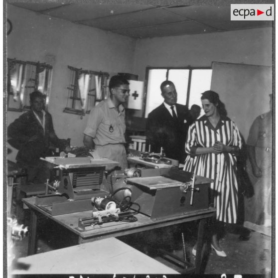 Aïn Arnat. Madame la maréchale de Lattre de Tassigny visite le centre d'apprentissage.