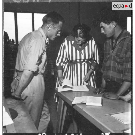 Aïn Arnat. Madame la maréchale de Lattre de Tassigny visite le centre d'apprentissage.