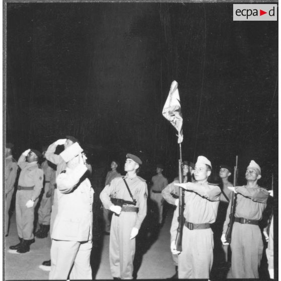 Base maréchal de Lattre d'Aïn Arnat. Le général Gandoët passe les troupes en revue.