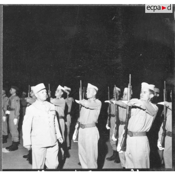 Base maréchal de Lattre d'Aïn Arnat. Le général Gandoët passe les troupes en revue.