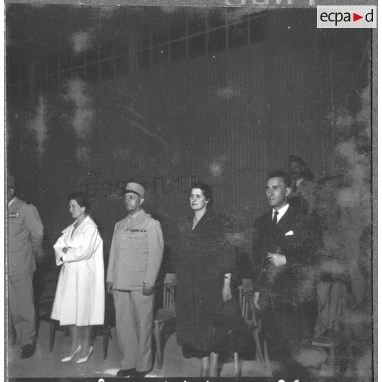 Base maréchal de Lattre d'Aïn Arnat. Les autorités pendant la cérémonie commémorative de la mort du lieutenant Bernard de Lattre de Tassigny.