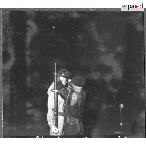 Base maréchal de Lattre d'Aïn Arnat. Le colonel Darnuzai remet le béret aux récipiendaires.