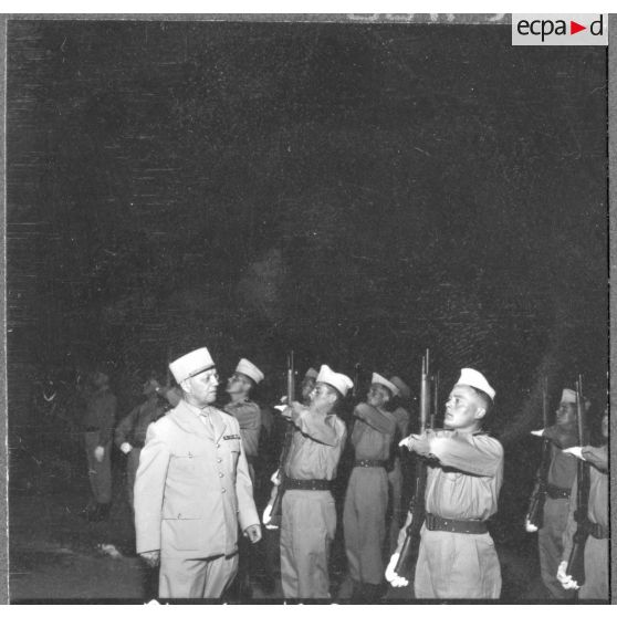 Base maréchal de Lattre d'Aïn Arnat. Le général Gandoët passe les troupes en revue.