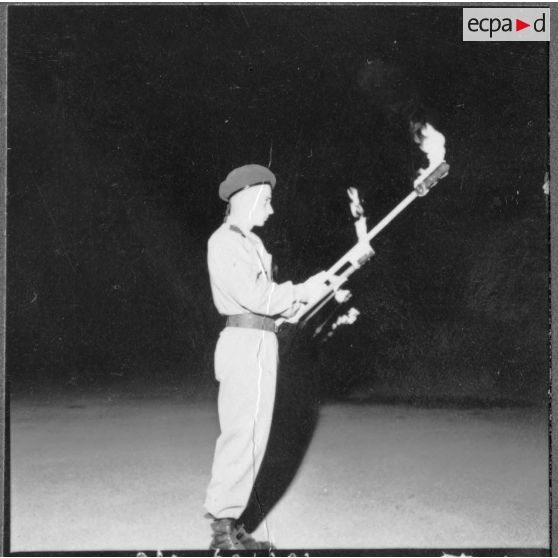 Base maréchal de Lattre d'Aïn Arnat. Défilé des jeunes par peloton chantant aux lueurs des torches.