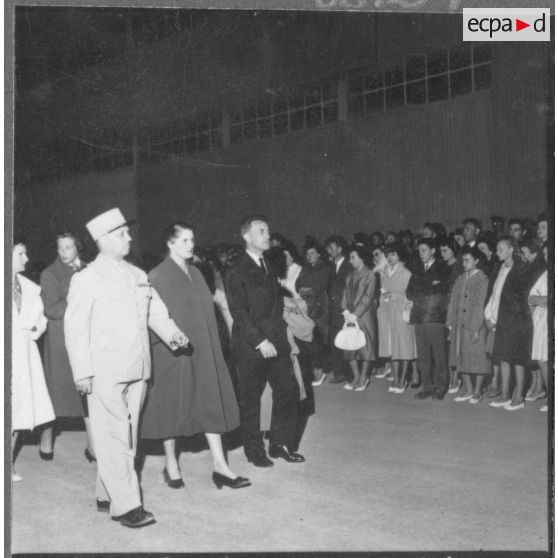 Base maréchal de Lattre d'Aïn Arnat. Défilé des autorités pour la cérémonie commémorative de la mort du lieutenant Bernard de Lattre de Tassigny.