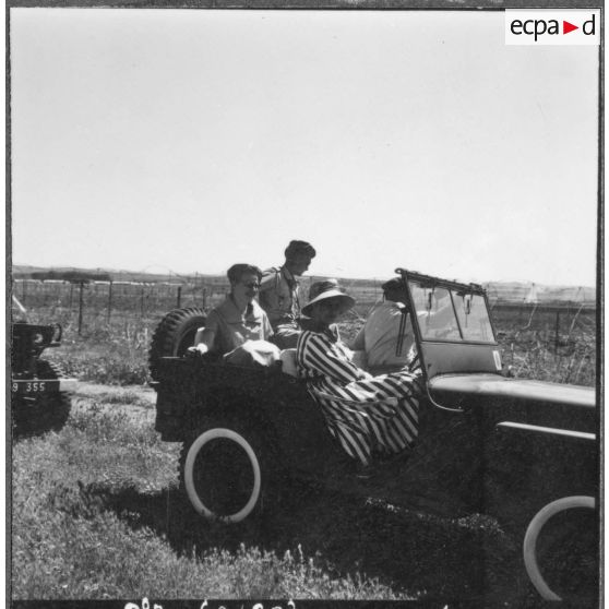 Base maréchal de Lattre d'Aïn Arnat. Arrivée de madame la maréchale de Lattre de Tassigny en voiture.