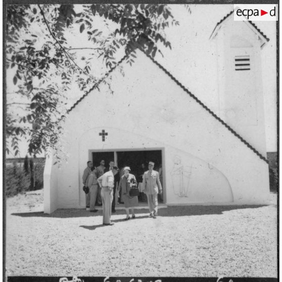 Base maréchal de Lattre d'Aïn Arnat. Madame la maréchale de Lattre de Tassigny sort de l'église.