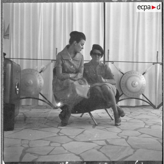 Base maréchal de Lattre d'Aïn Arnat. Deux femmes dans la salle de réunion.