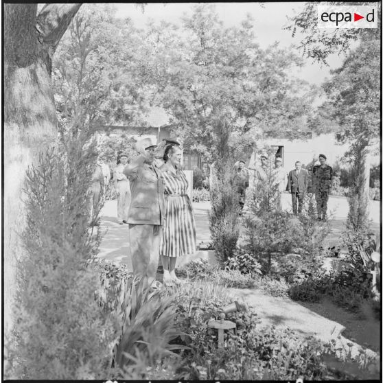 Base maréchal de Lattre d'Aïn Arnat. Madame la maréchale de Lattre dépose une gerbe de fleurs au pied de la stèle érigée en mémoire du maréchal de Lattre.