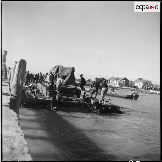 Débarquement d'un char Somua S35 du 13e régiment de dragons (13e RD) dans le port de La Cayenne à Marennes, à l'embouchure de la Seudre.