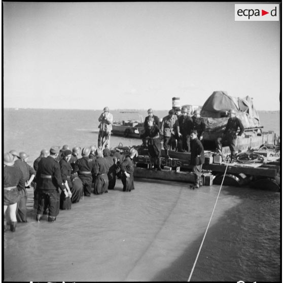 Débarquement du char Somua S35 Bacchus du 1er peloton du 1er escadron du 13e régiment de dragons (13e RD) dans le port de La Cayenne à Marennes, à l'embouchure de la Seudre.