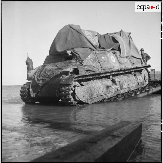 Débarquement du char Somua S35 Bacchus du 1er peloton du 1er escadron du 13e régiment de dragons (13e RD) dans le port de La Cayenne à Marennes, à l'embouchure de la Seudre.