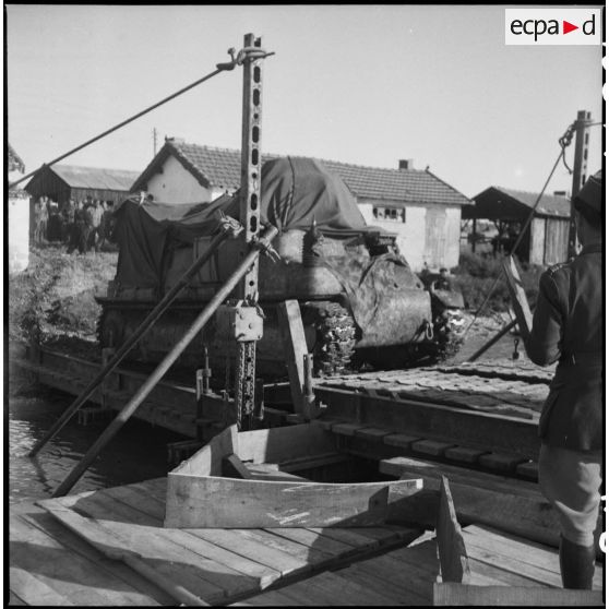 Embarquement d'un char Somua S35 du 13e régiment de dragons (13e RD) dans le port de La Cayenne à Marennes, à l'embouchure de la Seudre.
