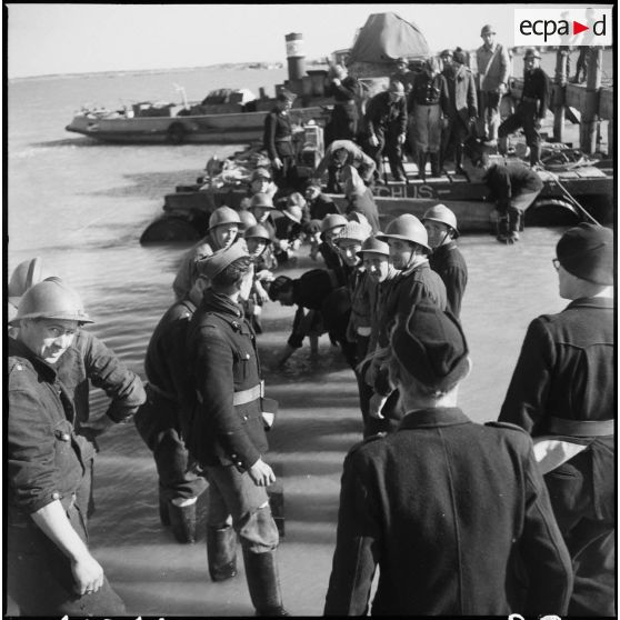 Débarquement du char Somua S35 Bacchus du 1er peloton du 1er escadron du 13e régiment de dragons (13e RD) dans le port de La Cayenne à Marennes, à l'embouchure de la Seudre.