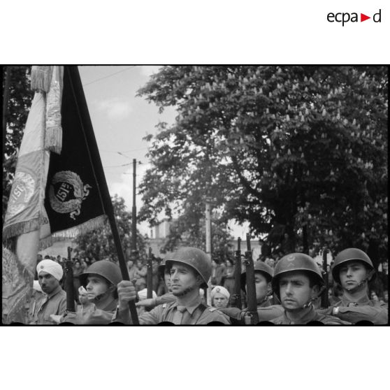 Cérémonie militaire présidée par le général de Lattre de Tassigny à Stuttgart.