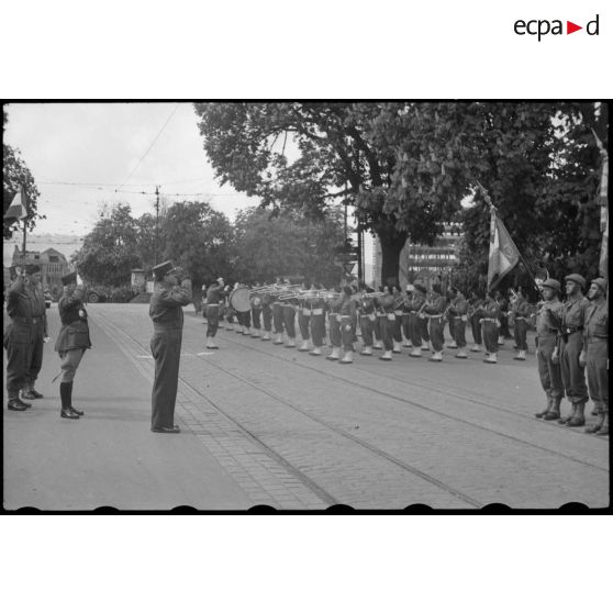 Cérémonie militaire présidée par le général de Lattre de Tassigny à Stuttgart.