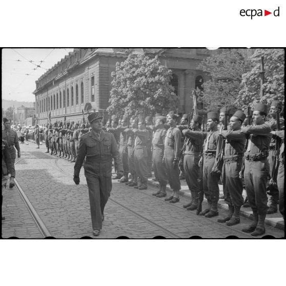 Cérémonie militaire présidée par le général de Lattre de Tassigny à Stuttgart.