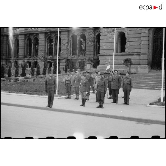 Cérémonie militaire présidée par le général de Lattre de Tassigny à Stuttgart.