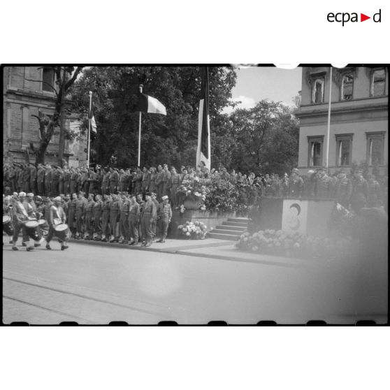 Cérémonie militaire présidée par le général de Lattre de Tassigny à Stuttgart.