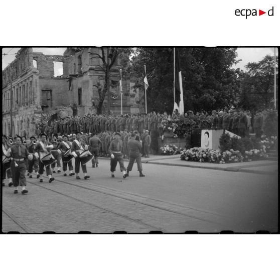 Cérémonie militaire présidée par le général de Lattre de Tassigny à Stuttgart.