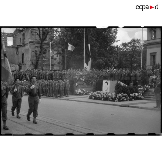 Cérémonie militaire présidée par le général de Lattre de Tassigny à Stuttgart.