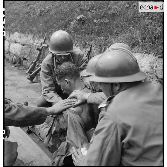 Les premiers soins sont dispensés à un soldat nord-africain blessé lors des combats devant Fützen.