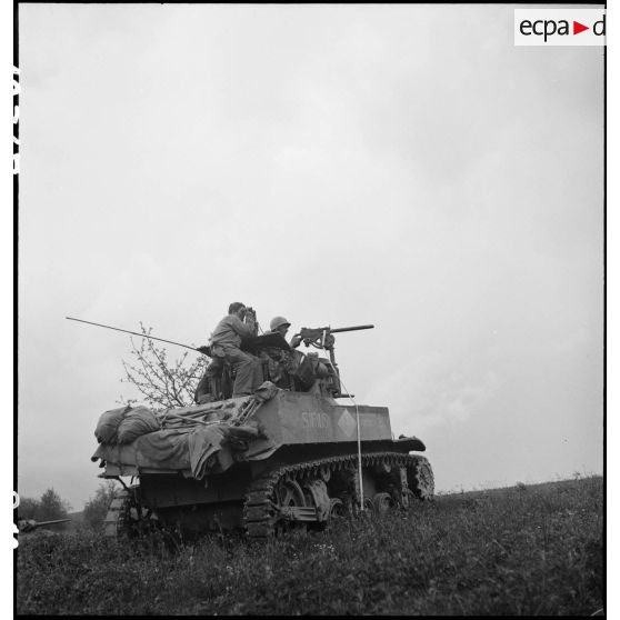 Le char léger M5 A1 Stuart du 2e régiment de chasseurs d'Afrique (2e RCA) du Combat command 3 (CC3) de la 1re division blindée (1re DB) est en position de tir devant Fützen.