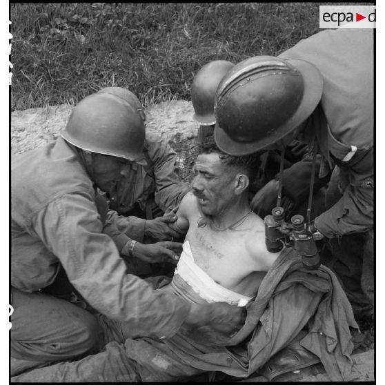 Les premiers soins sont dispensés à un soldat nord-africain blessé lors des combats devant Fützen.