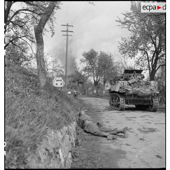 Des éléments du Combat command 3 (CC3) de la 1re division blindée (1re DB) sont accrochés à l'entrée de la commune de Fützen.