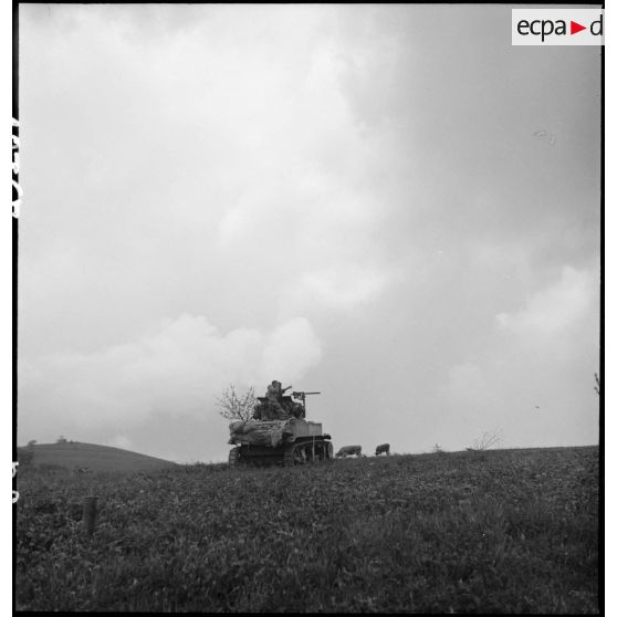 Le char léger M5 A1 Stuart du 2e régiment de chasseurs d'Afrique (2e RCA) du Combat command 3 (CC3) de la 1re division blindée (1re DB) est en position de tir devant Fützen.