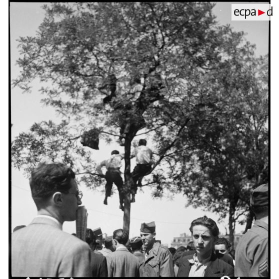 Foule sur les Champs-Elysées et la place de l'Etoile.