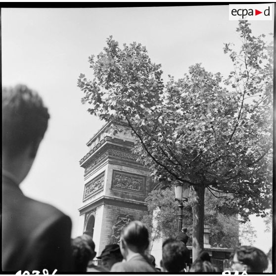 Foule sur les Champs-Elysées et la place de l'Etoile.