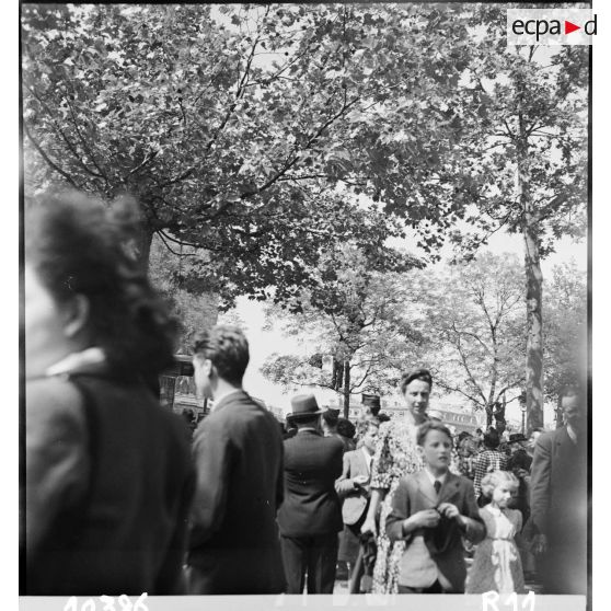 Foule sur les Champs-Elysées et la place de l'Etoile.