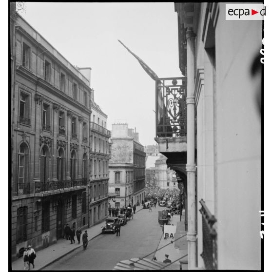 La foule afflue vers les Champs-Elysées et la place de l'Etoile.