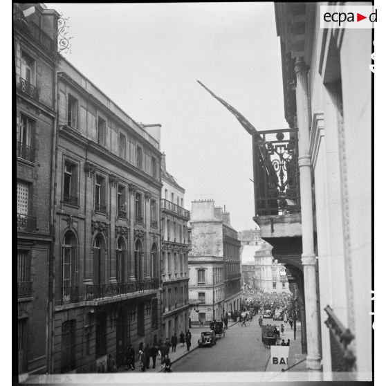 La foule afflue vers les Champs-Elysées et la place de l'Etoile.