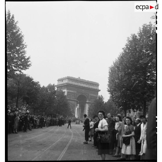 Cérémonie à l'Arc de Triomphe.