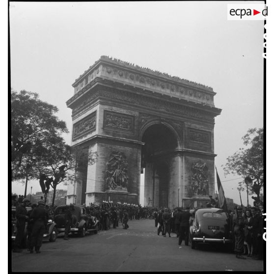 Cérémonie à l'Arc de Triomphe.