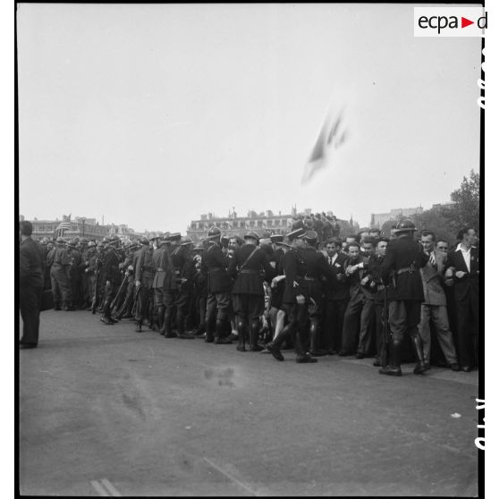 Cérémonie à l'Arc de Triomphe.