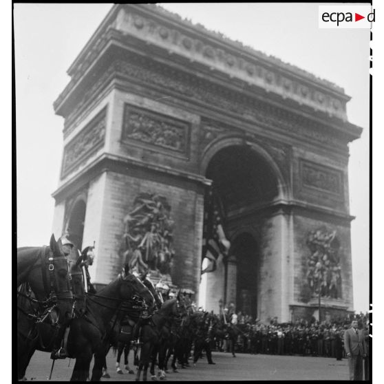 Cérémonie à l'Arc de Triomphe.