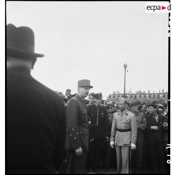 Cérémonie à l'Arc de Triomphe.