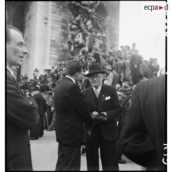 Cérémonie à l'Arc de Triomphe.