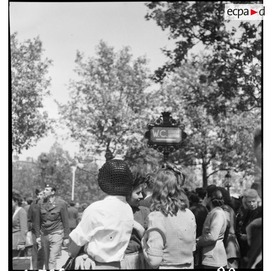 Foule sur les Champs-Elysées et la place de l'Etoile.