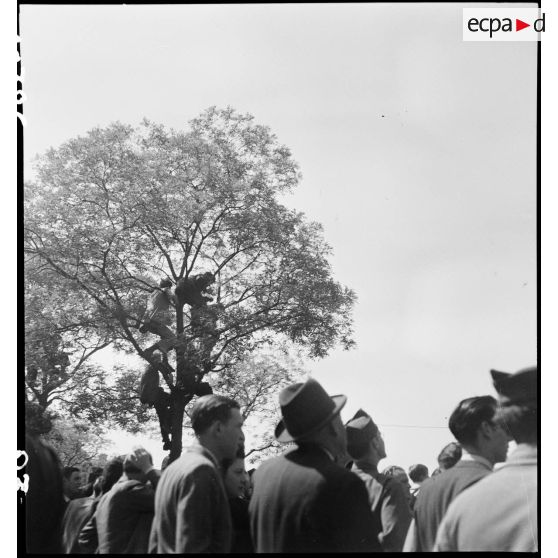 Foule sur les Champs-Elysées et la place de l'Etoile.