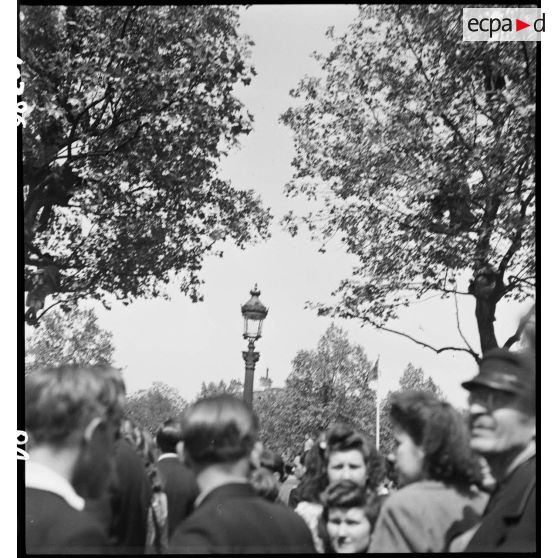 Foule sur les Champs-Elysées et la place de l'Etoile.